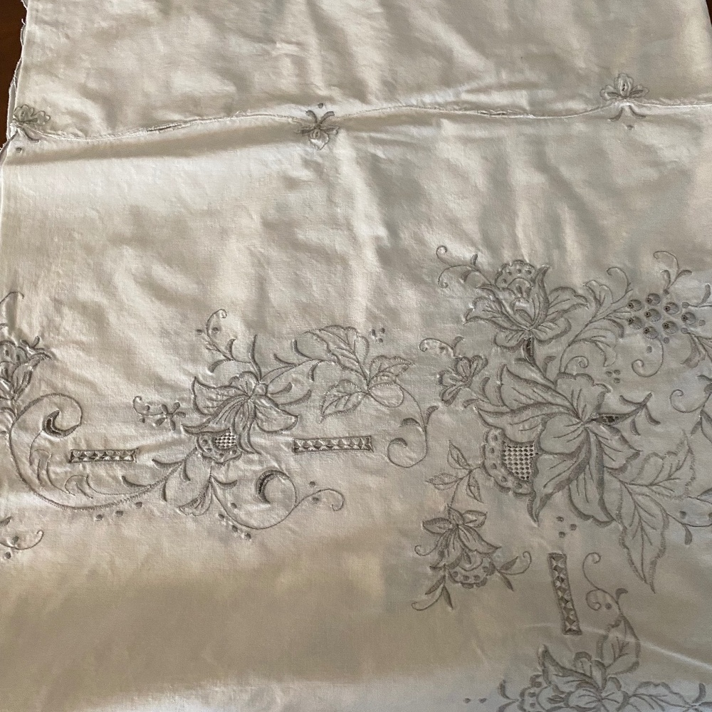 Slightly used table cloth 92 x 64 with 10 napkins off-white trimmed and gray